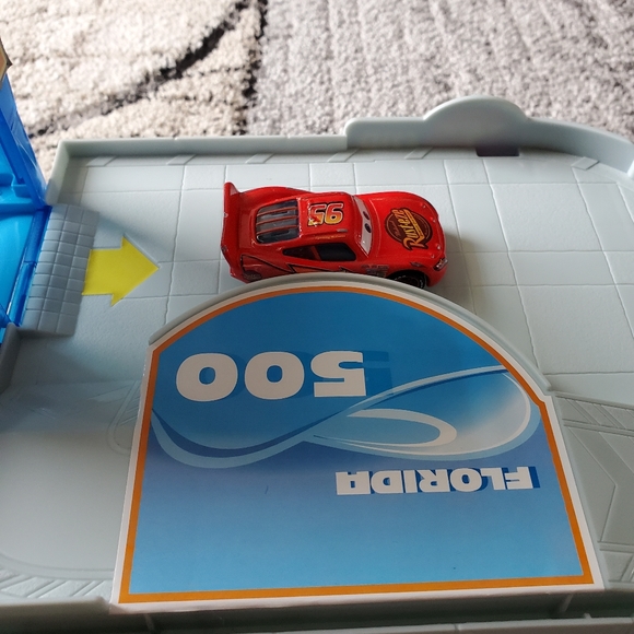 Disney Pixar Cars Piston Cup Garage Playset and 3 Pixar Cars - Picture 16 of 16